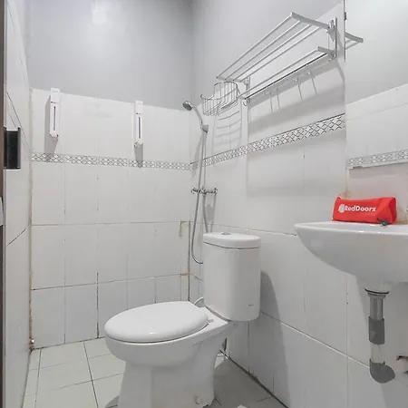 RedDoorz near Terminal Batu Ampar-2